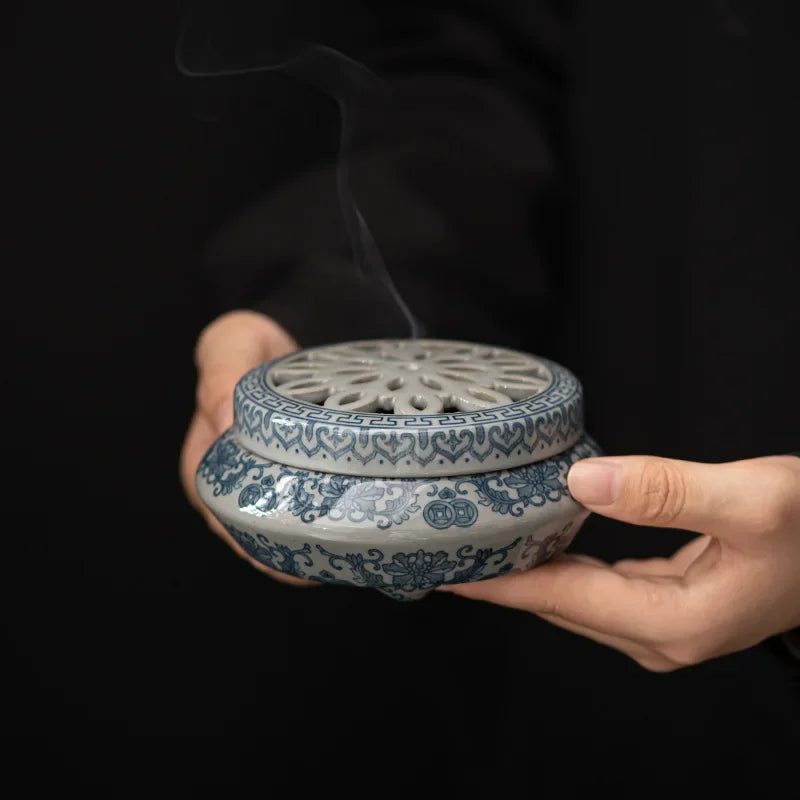 【美しい藤花紋をあしらった、伝統的な仿古青花香炉】中国お香 香炉 陶器 お香立て 癒し 瞑想 ヨガ リラックス ギフト