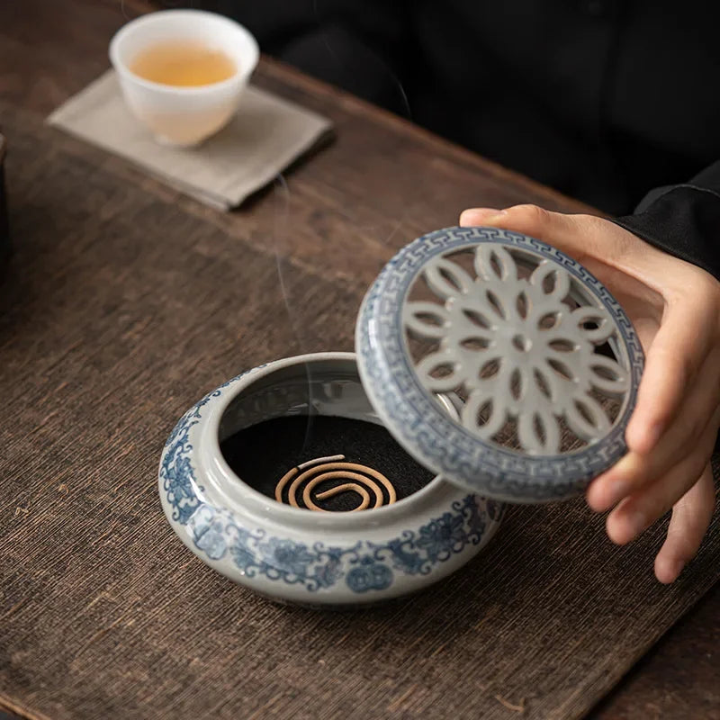 【美しい藤花紋をあしらった、伝統的な仿古青花香炉】中国お香 香炉 陶器 お香立て 癒し 瞑想 ヨガ リラックス ギフト